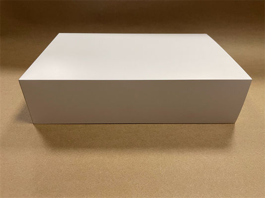 접착 테이프로 포장 된 접시 상자